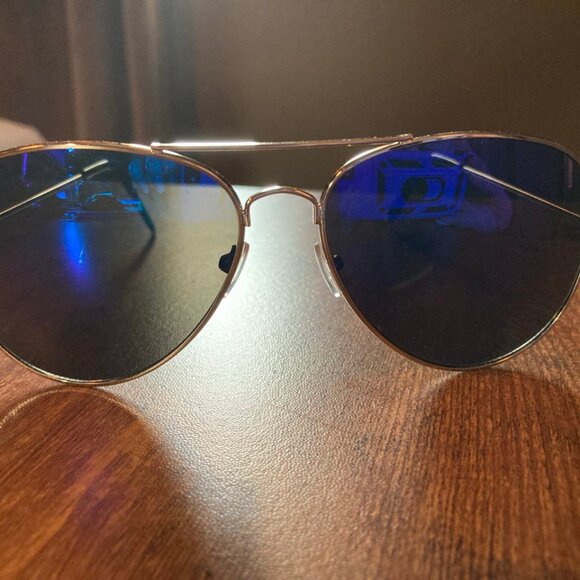 NWOT Unisex Silver Aviator Sunglasses with Gray Lenses with Irridescent Tones - Picture 6 of 6